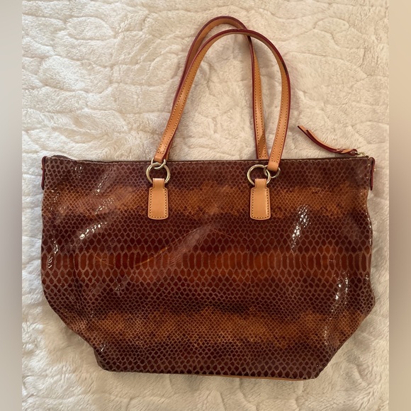 Dooney & Bourke large tote bag in brown snakeskin print patent leather. - Picture 2 of 11